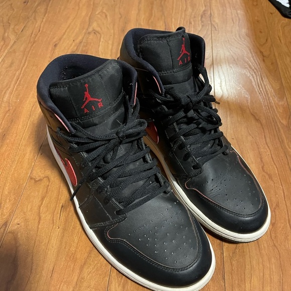 Jordan Black and Red Sneakers High-Top Leather - Picture 6 of 6